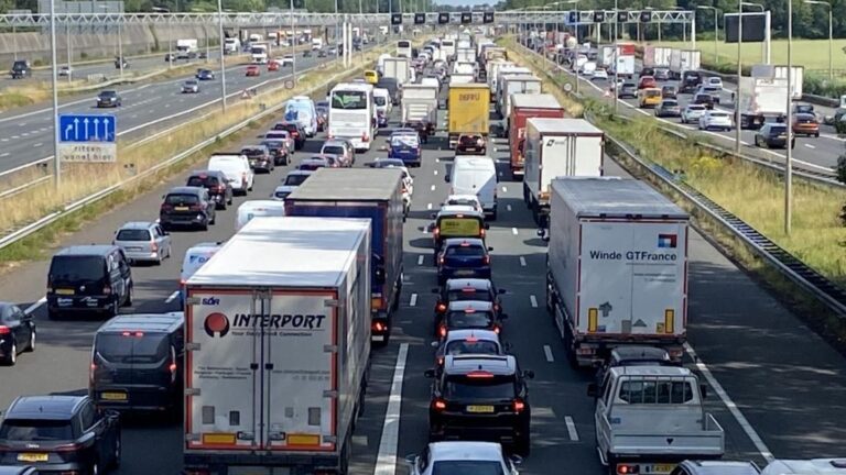 Tientallen kilometers file en urenlange vertraging door dichte snelwegen