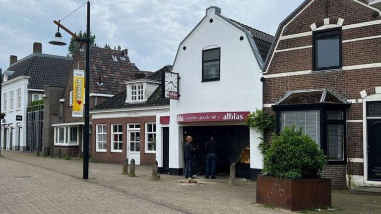 Betonnen paaltjes voor de deur beschermen juwelier tegen ramkraak