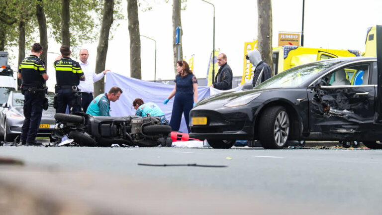 Flinke klap op Dordtse Merwedestraat: motorrijder zwaargewond