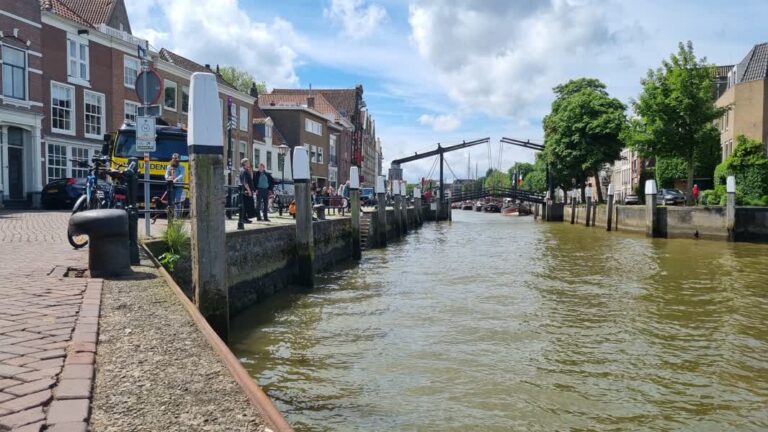 Man valt met motor in Kuipershaven in Dordrecht