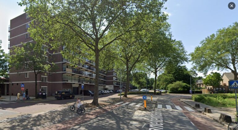 Oude vrouw in scootmobiel geschept door auto