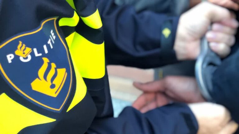 Man zwaait met mes bij supermarkt in Dordrecht