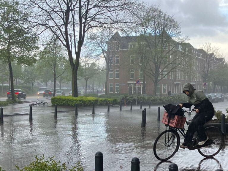 Regen, hagel, onweer en windstoten zijn onderweg