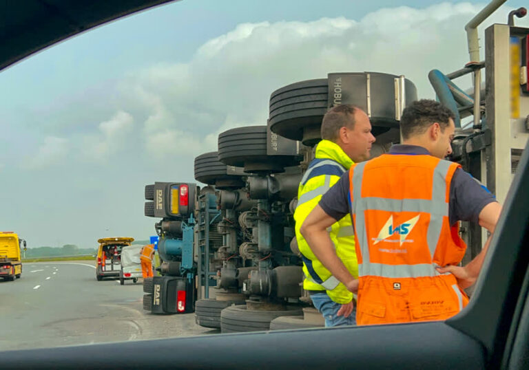 Vrachtwagen gekanteld bij oprit A15 richting Rotterdam (Update)