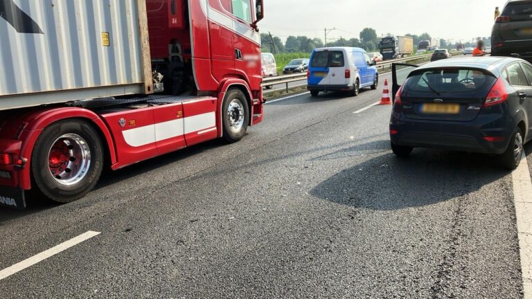 A15 was dicht na ongeluk, auto dwars op de weg
