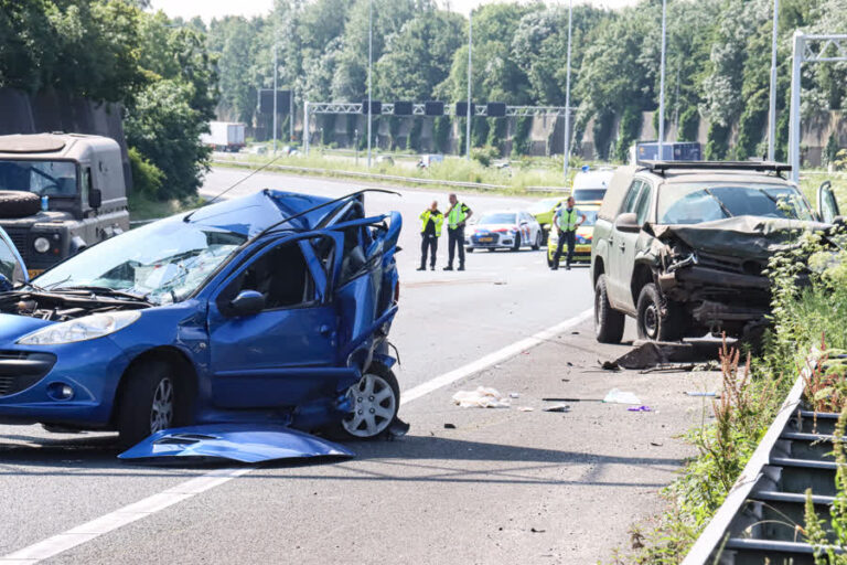 A16 dicht na ernstig ongeluk, traumahelikopter landt op snelweg