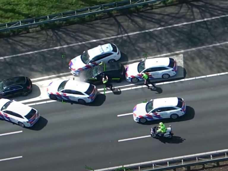 Politie filmt krankzinnige achtervolging, automobilist met 230 km per uur op de vlucht