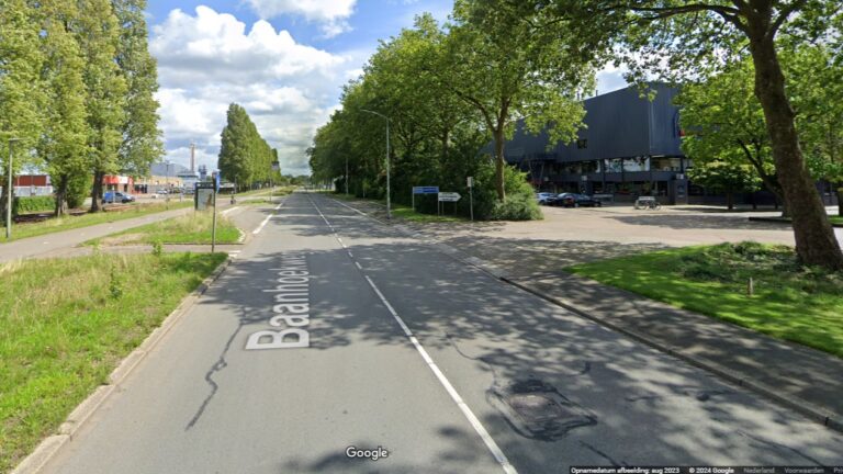 Bijrijder motor door ruit bushokje na aanrijding