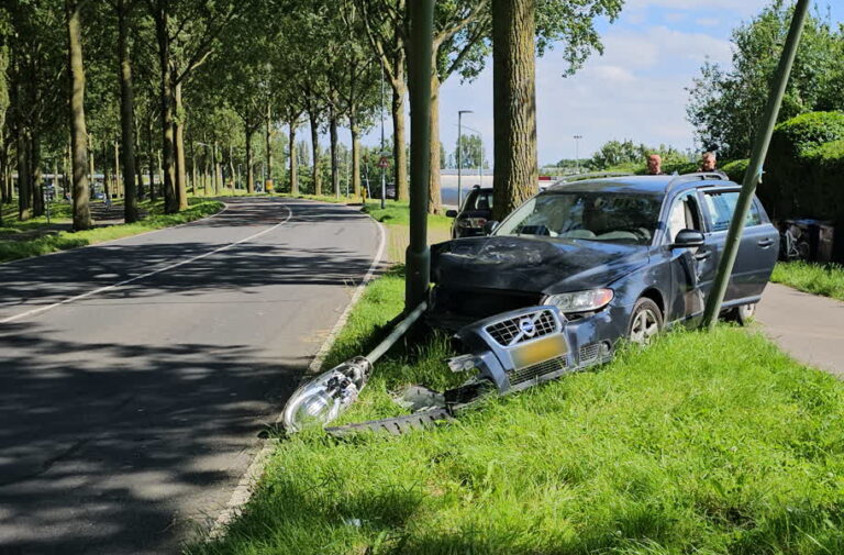 Man (85) valt weg en botst tegen lantaarnpaal
