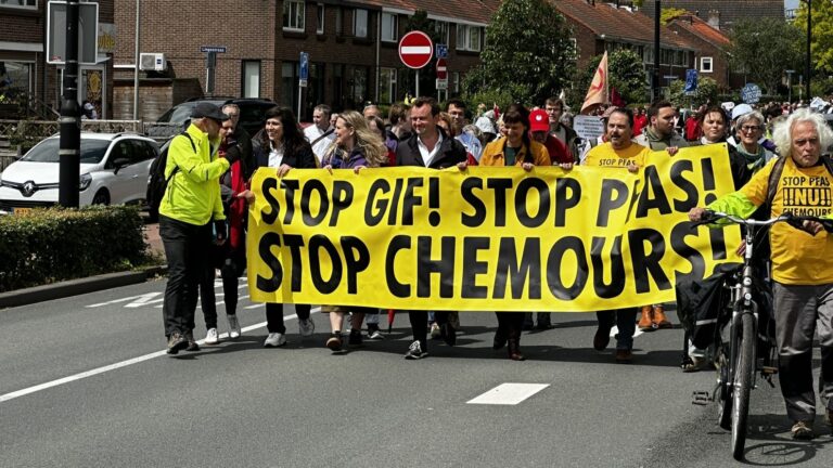 Honderden mensen marcheren door Dordrecht tegen Chemours