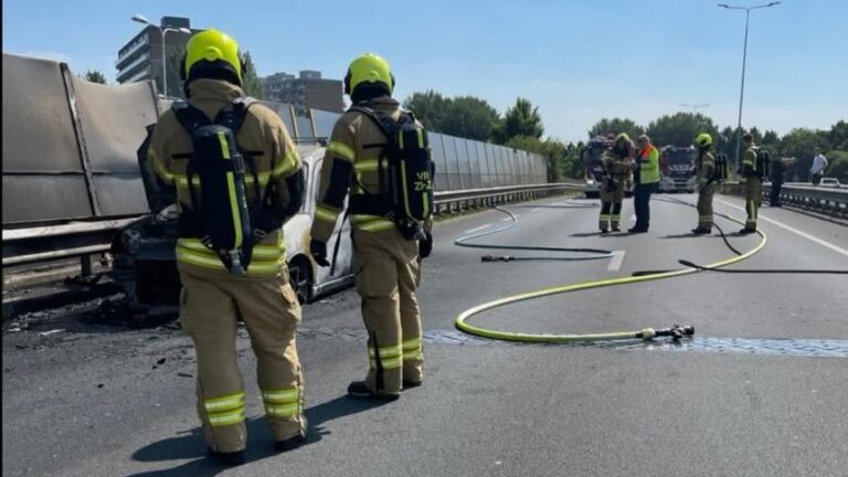 Busje vliegt in brand op N3