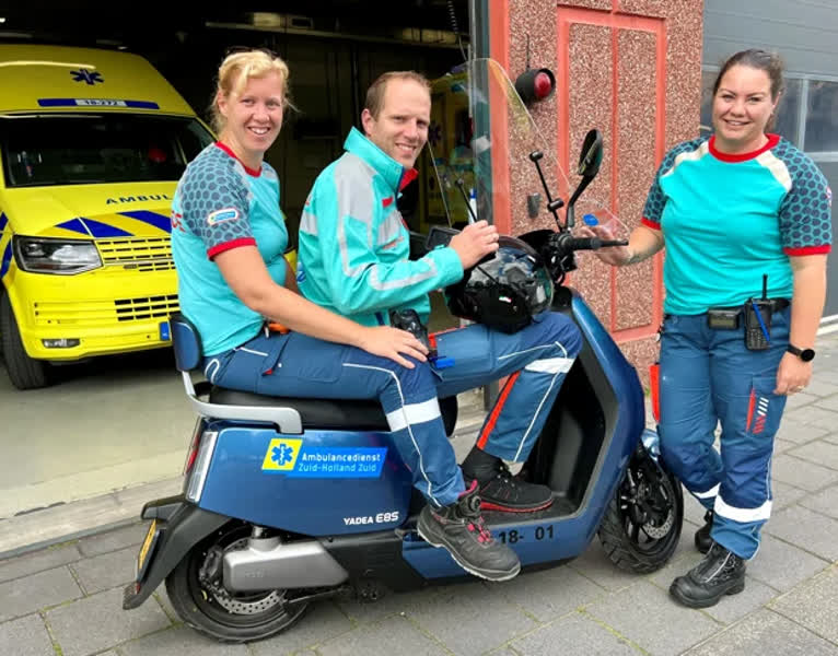 Ambulancemedewerkers pendelen op scooters door de regio
