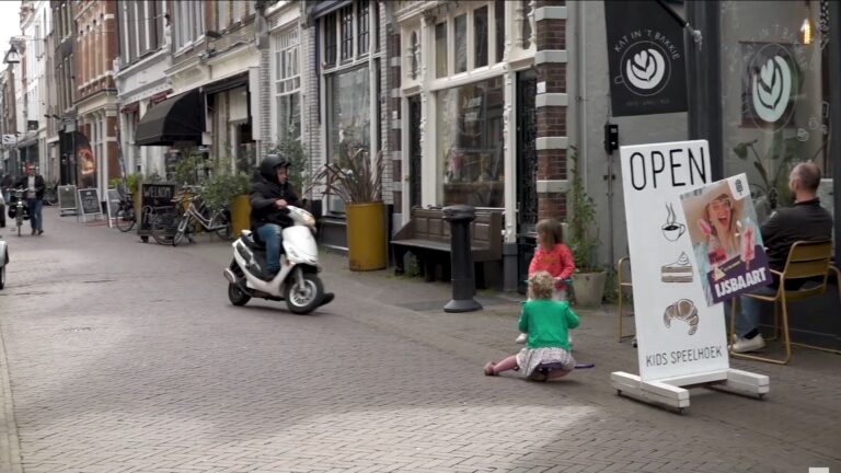 ‘Stop racende scooters op de Voorstraat!’