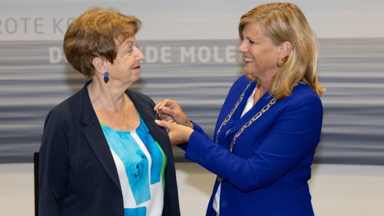Vertrekkend raadslid krijgt gouden gemeentespeld