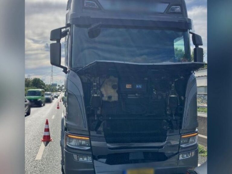 Flinke file door botsing met vrachtwagen op A15