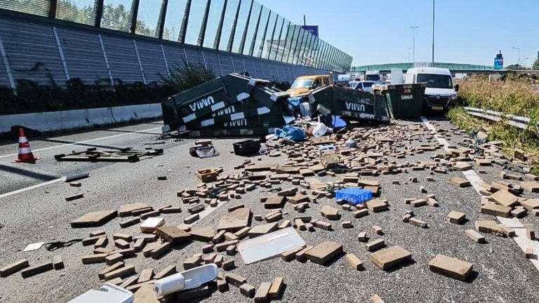 Ravage en lange file op A16 door gekantelde vrachtwagen