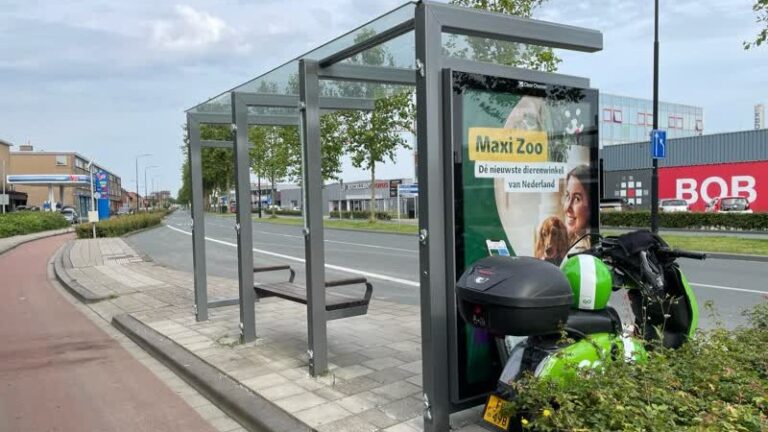 Twee gewonden bij botsing met bushokje