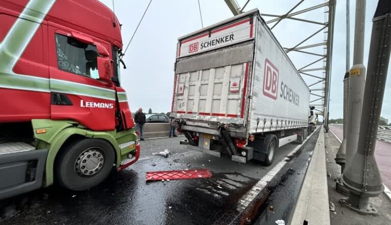 Lange file N3 na ongeval met drie vrachtwagens op Merwedebrug