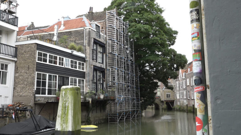 Steigers geplaatst bij wankelend monumentaal pand