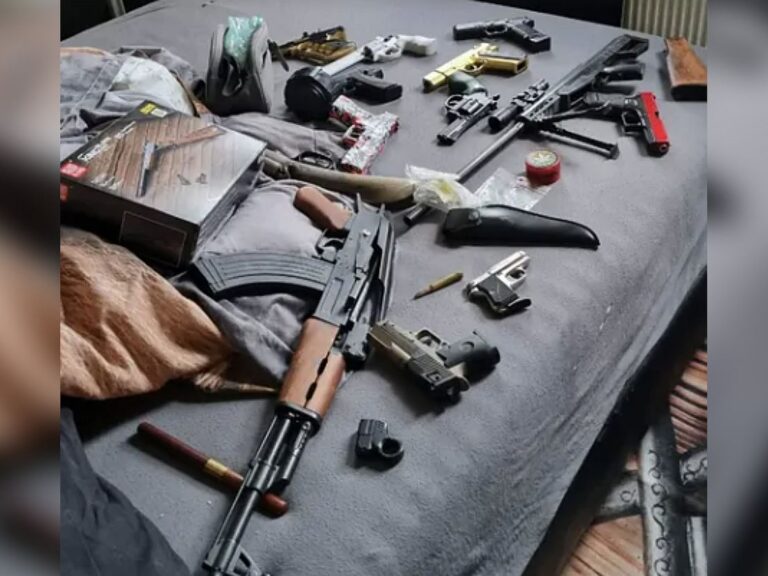 Man (32) aangehouden met grote hoeveelheid vuurwapens
