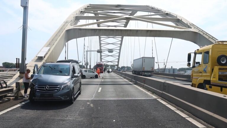 File op N3 door ongeval op Merwedebrug