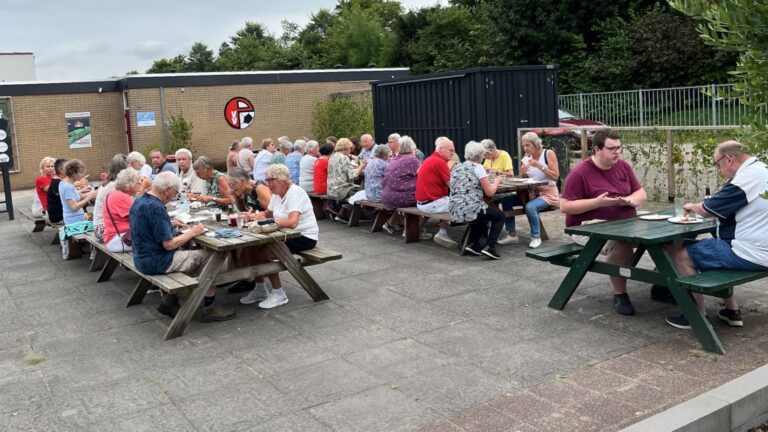 Wandelaars houden barbecue