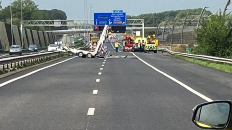 Auto negeert rood kruis op A15 en botst op pijlwagen