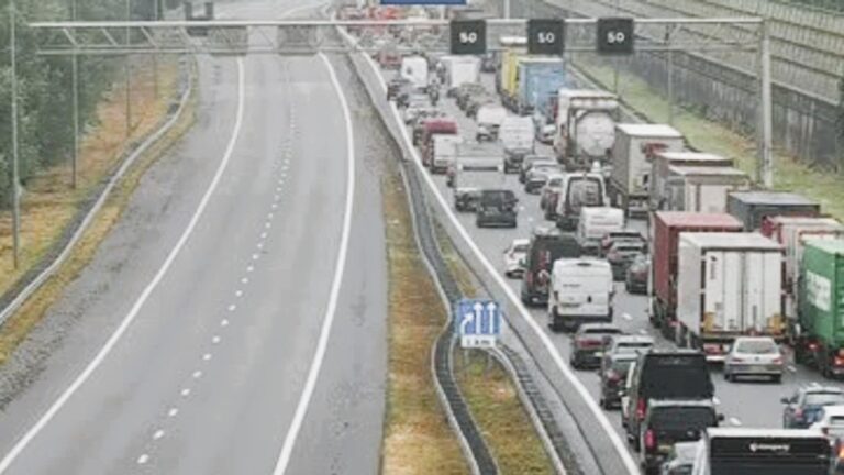 112-Nieuws: motorrijder klapt op auto op A15