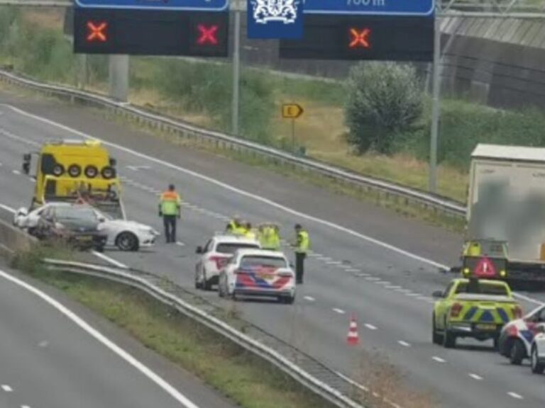 A15 Sliedrecht – Papendrecht afgesloten geweest na aanrijding vrachtwagen en auto’s