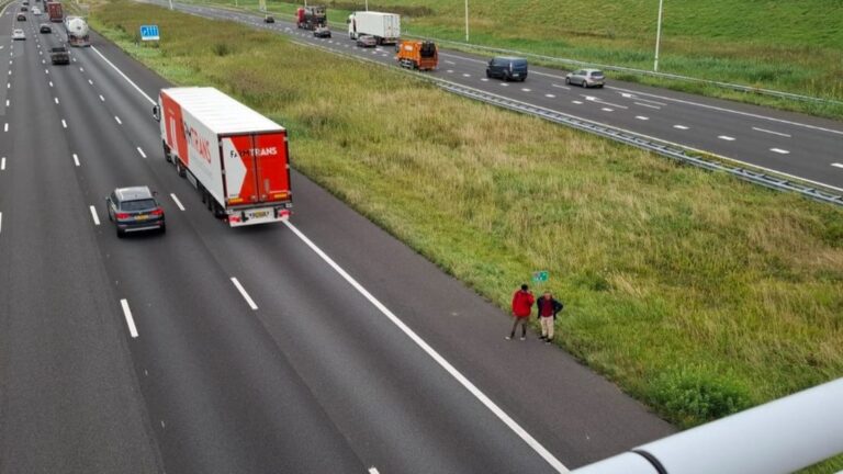 Mannen steken lopend snelweg over, de snelste route naar… het politiebureau