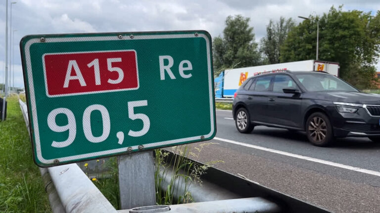 Auto met zes personen op z’n kop op A15 bij Ridderkerk