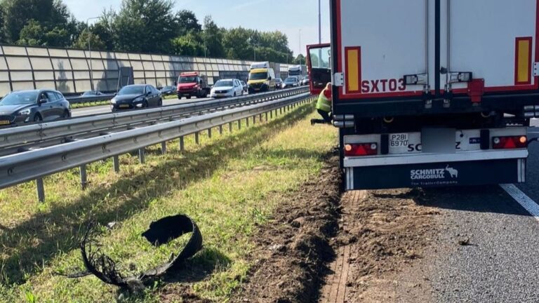 Gestrande vrachtwagen veroorzaakt files op A15