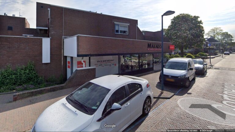 Auto schuift bijna de Hema in bij Makado