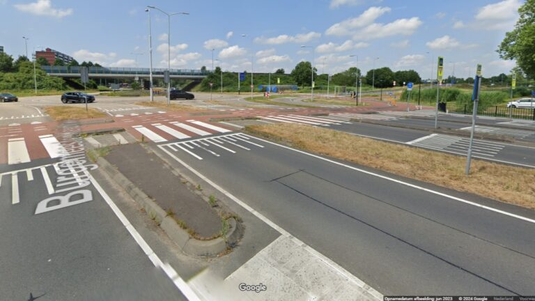 112-Nieuws: auto rijdt fietsster aan op kluifrotonde