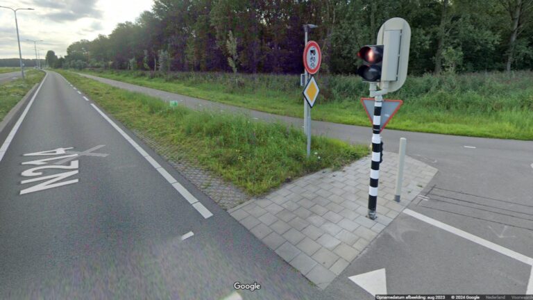 Aanhanger belandt op zijkant lang N214: boete voor bestuurder