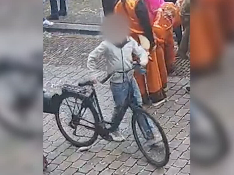 Politie geeft foto vrij van jonge verdachte aanranding 62-jarige vrouw