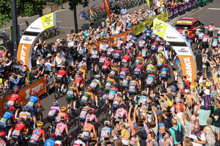 Zo zag de etappestart van de Tour de France Femmes in Dordrecht eruit