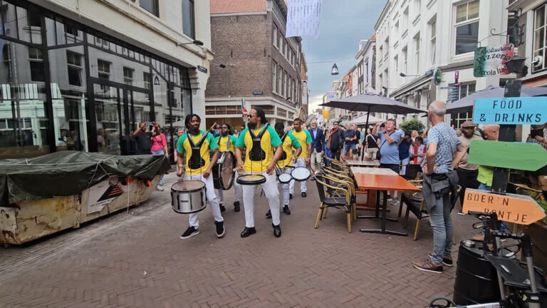 Vlaggenparade in de Voorstraat door jubilerend Pictura