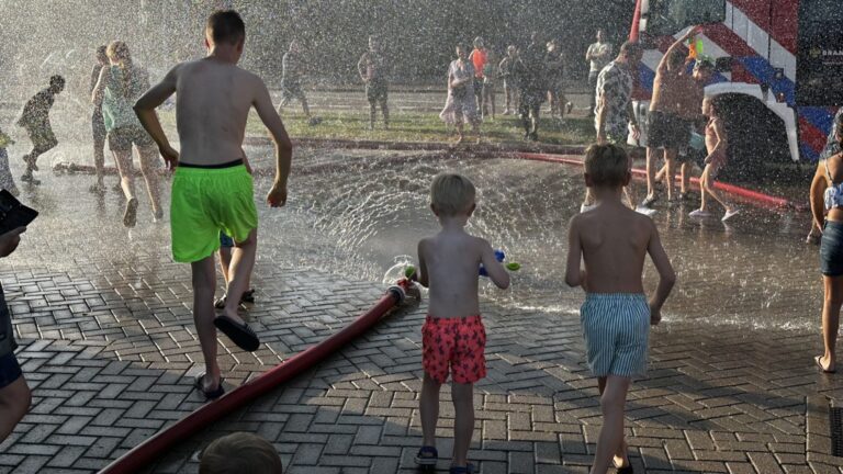 Waterfestijn brandweer trekt veel kinderen en ouders