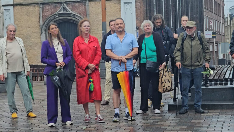 Tientallen mensen trotseren hevige regenbuien voor herdenking gebroeders De Witt