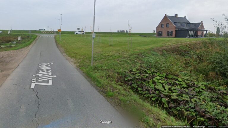 112-Nieuws: wielrenners onderuit bij passeren tractor