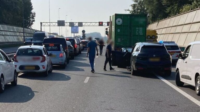 112-Nieuws: flinke vertraging op A15 door ongelukken