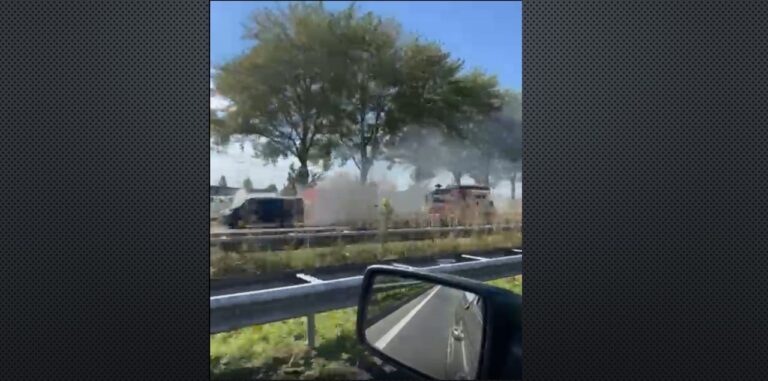 Bestelbus vliegt in brand op A15