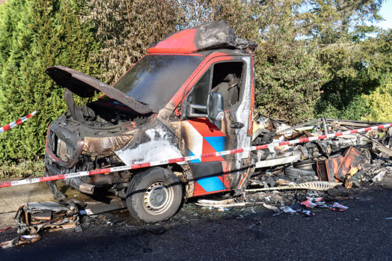 Geparkeerd brandweerbusje gaat in vlammen op