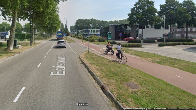Auto vliegt uit de bocht; ramt reclamebord