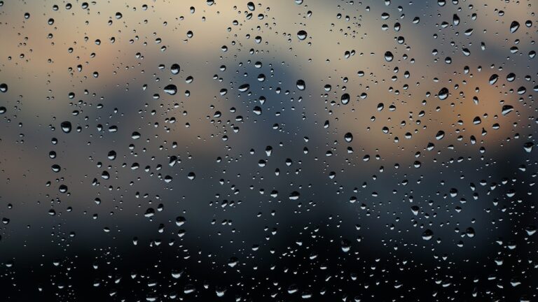 En weg is de zomer: onweer, regen, hagel en windstoten op komst