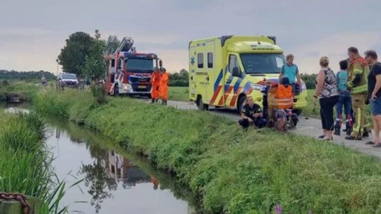 Man rijdt met scootmobiel in sloot, voorbijganger houdt hoofd slachtoffer boven water