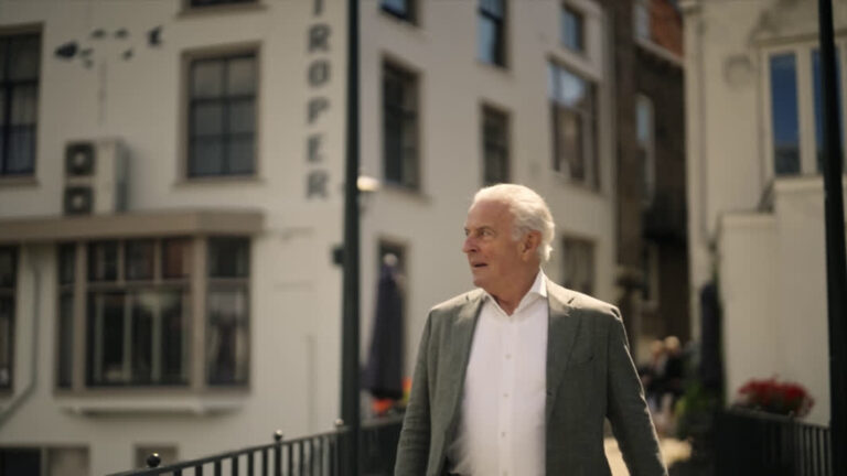 Acteur Huub Stapel bezoekt Dordrecht en treedt in voetsporen gebroeders De Witt