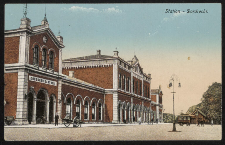 Het oudste station van de regio is station Dordrecht en is meer dan 150 jaar oud