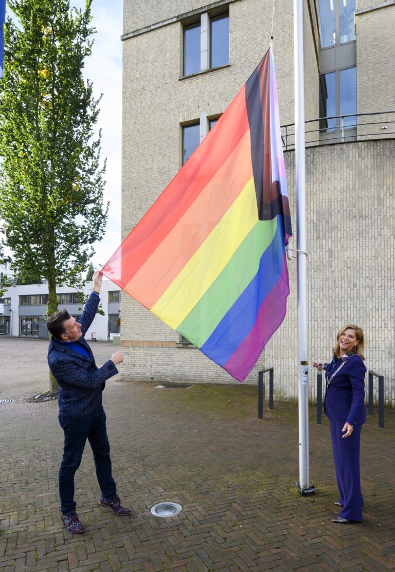 Regenboogvlag bij Coming Out Day